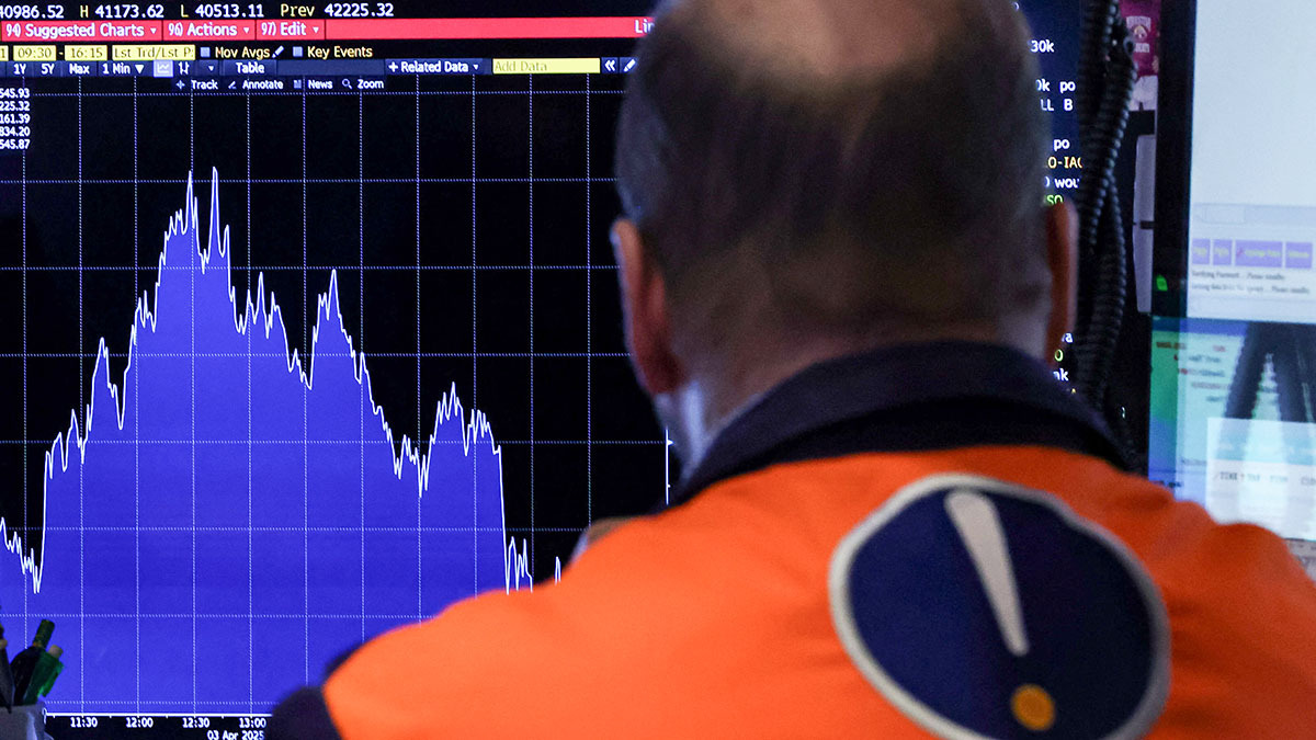 Un operador se sienta en su cabina en el piso de la Bolsa de Valores de Nueva York (NYSE) después del cierre de la sesión en la ciudad de Nueva York, EE. UU., el 3 de abril de 2025 - REUTERS/ BRENDAN McDERMID
