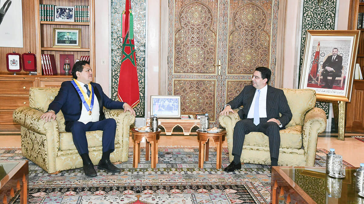 Nasser Bourita junto al presidente del Parlamento Andino, Gustavo Pacheco Villar, quien expresó su pleno apoyo a la integridad territorial y la soberanía de Marruecos sobre todo su territorio, incluida la región del Sahara - PHOTO/@MarocDiplomatie