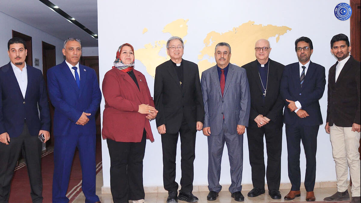 Foto de familia de todos los asistentes a la reunión del Embajador de El Vaticano en Libia - PHOTO/ MINISTERIO DE RELACIONES EXTERIORES Y COOPERACIÓN INTERNACIONAL DE LIBIA