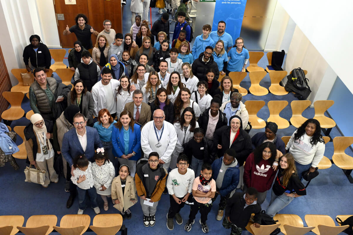 <p>Foto de familia de los participantes al programa programa Invulnerables con Visión junto con el equipo oftalmológico del Hospital Clínic de Barcelona - PHOTO/FUNDACIÓN LA CAIXA</p>
