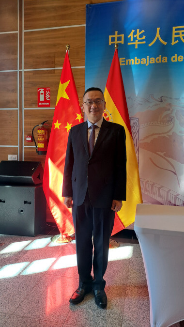 Benson Kwok Joon-fung (der.), director de Inmigración de la Región Administrativa Social de Hong-Kong – PHOTO/ENRIQUE FERNÁNDEZ