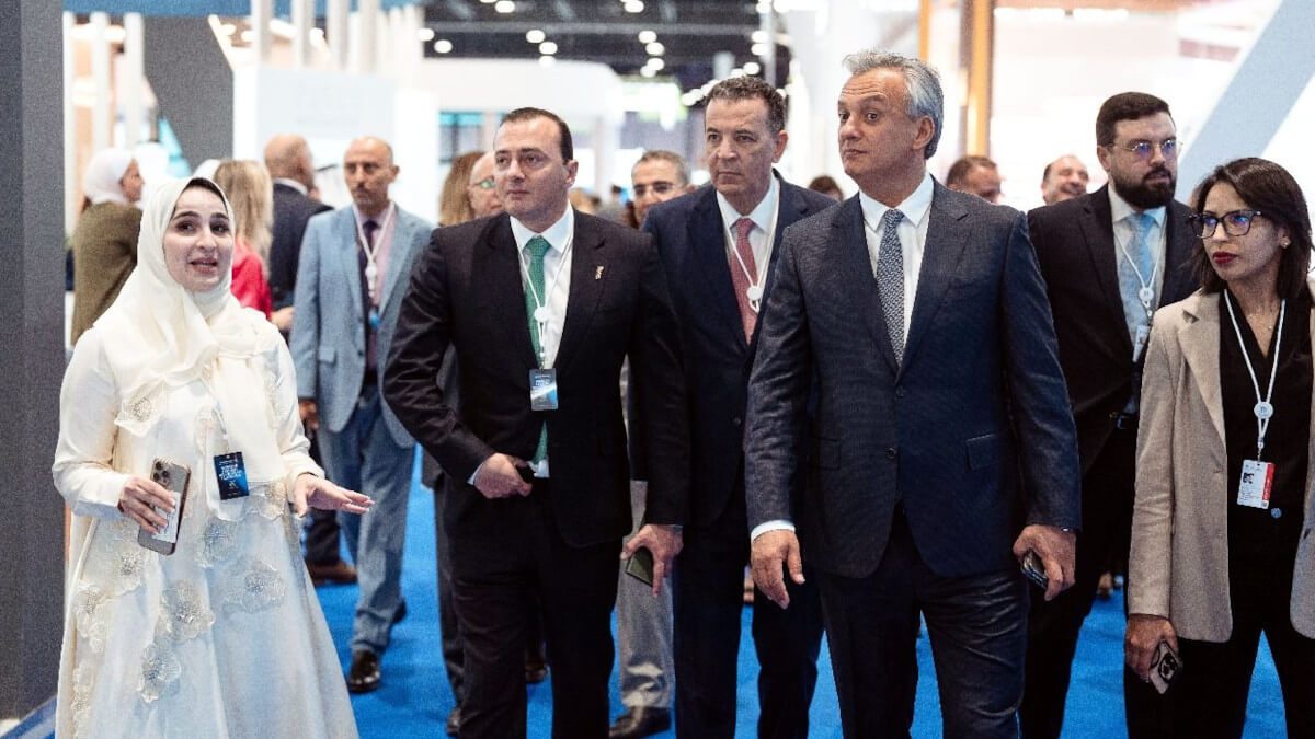 Ali Sedikki, director general de la AMDIE, junto a Karim Zidane, ministro delegado de Inversión, Convergencia y Evaluación de Políticas Públicas, durante la 14º edición del AIM Congress en Abu Dabi, Emiratos Árabes Unidos el 7 de abril - PHOTO/ MINISTERIO DE INVERSIÓN DE MARRUECOS