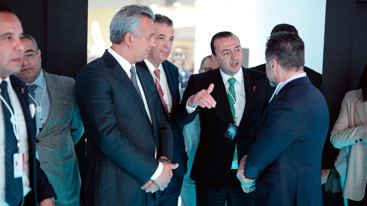 Ali Sedikki, director general de la AMDIE, junto a Karim Zidane, ministro delegado de Inversión, Convergencia y Evaluación de Políticas Públicas, durante la 14º edición del AIM Congress en Abu Dabi, Emiratos Árabes Unidos el 7 de abril - PHOTO/ MINISTERIO DE INVERSIÓN DE MARRUECOS
