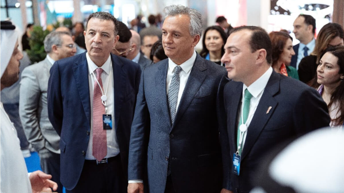 Ali Sedikki, director general de la AMDIE, junto a Karim Zidane, ministro delegado de Inversión, Convergencia y Evaluación de Políticas Públicas, durante la 14º edición del AIM Congress en Abu Dabi, Emiratos Árabes Unidos el 7 de abril - PHOTO/ MINISTERIO DE INVERSIÓN DE MARRUECOS