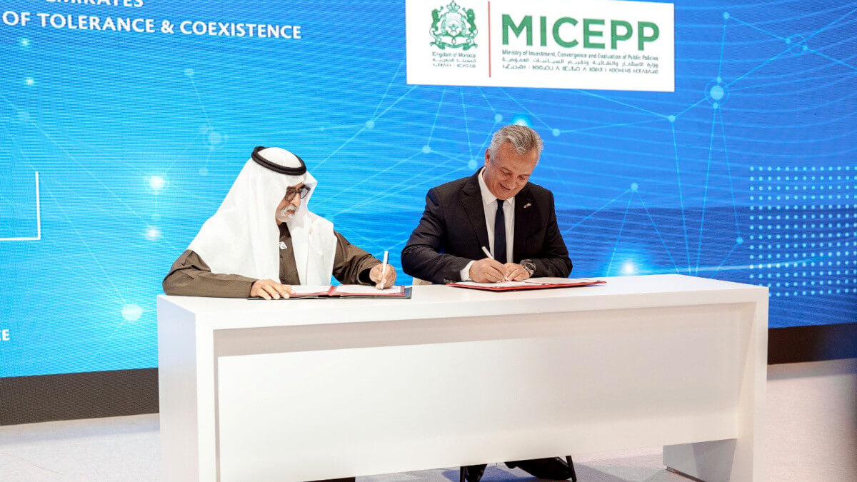 Karim Zidane, ministro delegado de Inversión, Convergencia y Evaluación de Políticas Públicas, y Thani bin Ahmed Al-Zeyoudi, ministro de Estado de Comercio Exterior de los Emiratos Árabes Unidos, firmando varios acuerdos durante la 14º edición del AIM Congress celebrado en Abu Dabi, Emiratos Árabes Unidos - PHOTO/MINISTERIO DE INVERSIONES DE MARRUECOS