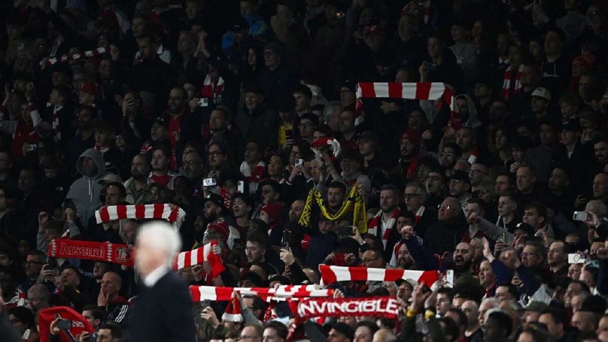 Aficionados en el partido entre el Arsenal y el Real Madrid de Champions League - PHOTO/REUTERS/DYLAN MARTÍNEZ