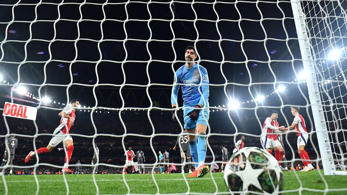 Thibaut Courtois en el partido entre el Arsenal y el Real Madrid de Champions League - PHOTO/REUTERS/DYLAN MARTÍNEZ