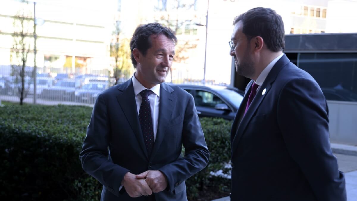 Ángel Escribano, presidente de Indra, y Adrián Barbón, presidente del Principado de Asturias