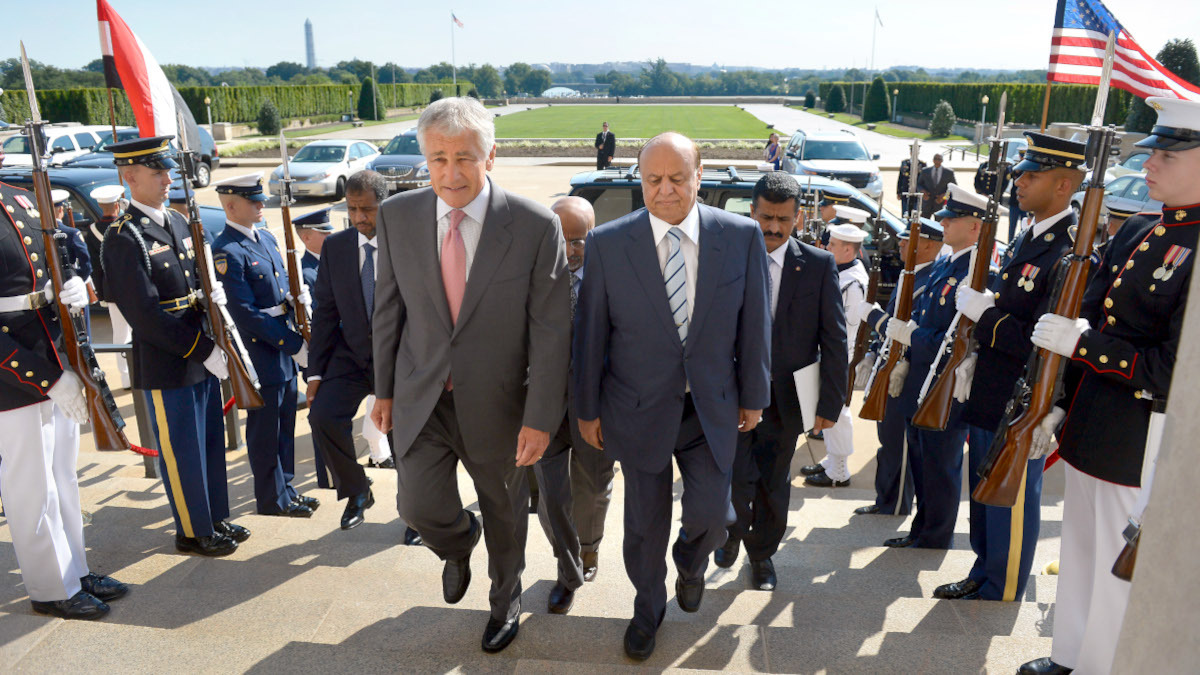 El Secretario de Defensa Chuck Hagel, a la izquierda, escolta al Presidente de Yemen, Abd Rabuh Mansur Hadi, a la derecha, a través de un cordón de honor y hacia el Pentágono en Arlington, Virginia, el 30 de julio de 2013. Hagel, Hadi y sus asesores principales se reunirán para discutir temas de seguridad nacional de interés para ambas naciones - PHOTO/ Departamento de Defensa de EE.UU. / Glenn Fawcett