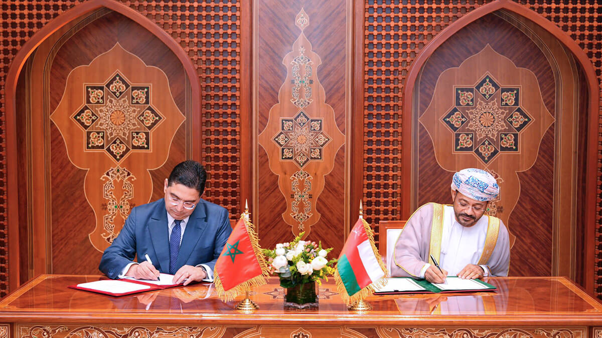 Nasser Bourita, ministro de Asuntos Exteriores de Marruecos, junto a Badr Bin Hamad Ben Hamoud Al Busaidi, ministro de Asuntos Exteriores del Sultanato de Omán, durante la firma de acuerdos en el conexto de la séptima comisión mixta - PHOTO/ @FMofOman