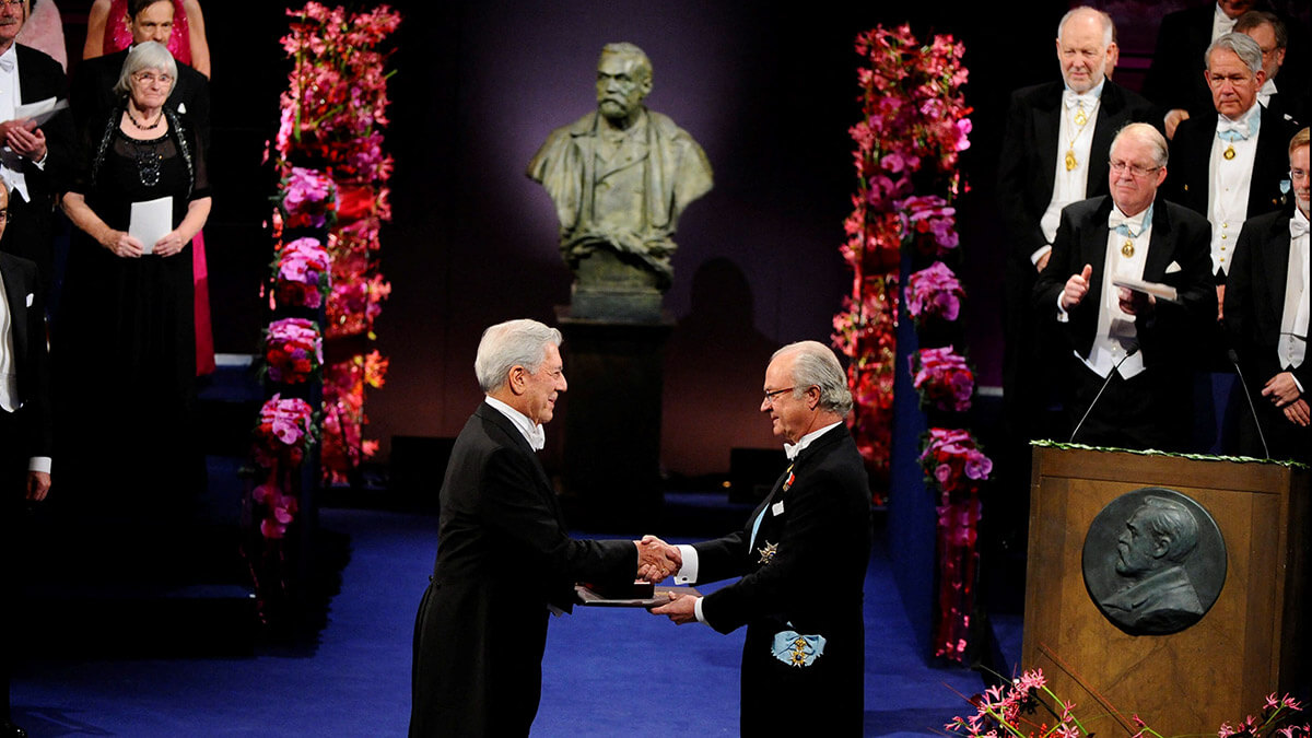 Mario Vargas Llosa de Perú recibe el Premio Nobel de Literatura 2010 de manos del rey sueco Carlos XVI Gustavo en la Sala de Conciertos de Estocolmo, Suecia, el 10 de diciembre de 2010 - PHOTO/ CLAUDIO BRESCIANI vía REUTERS
