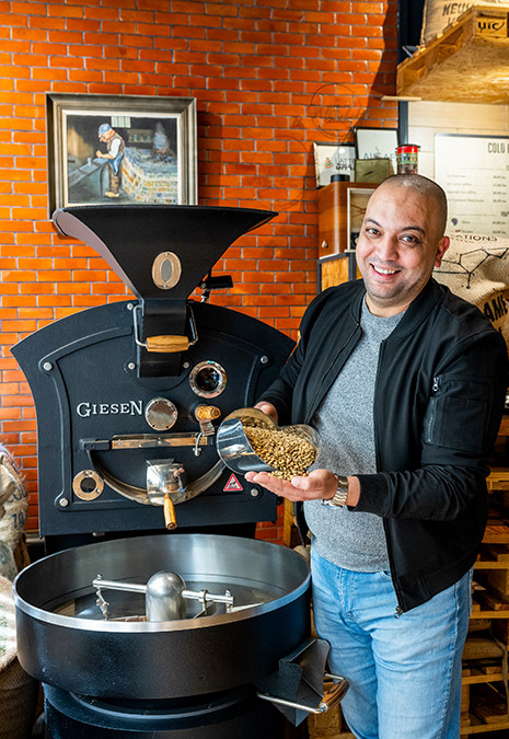 Mohamed Ameza, propietario de Omeza Coffee Gallery - ATALAYAR/GUILLERMO LÓPEZ