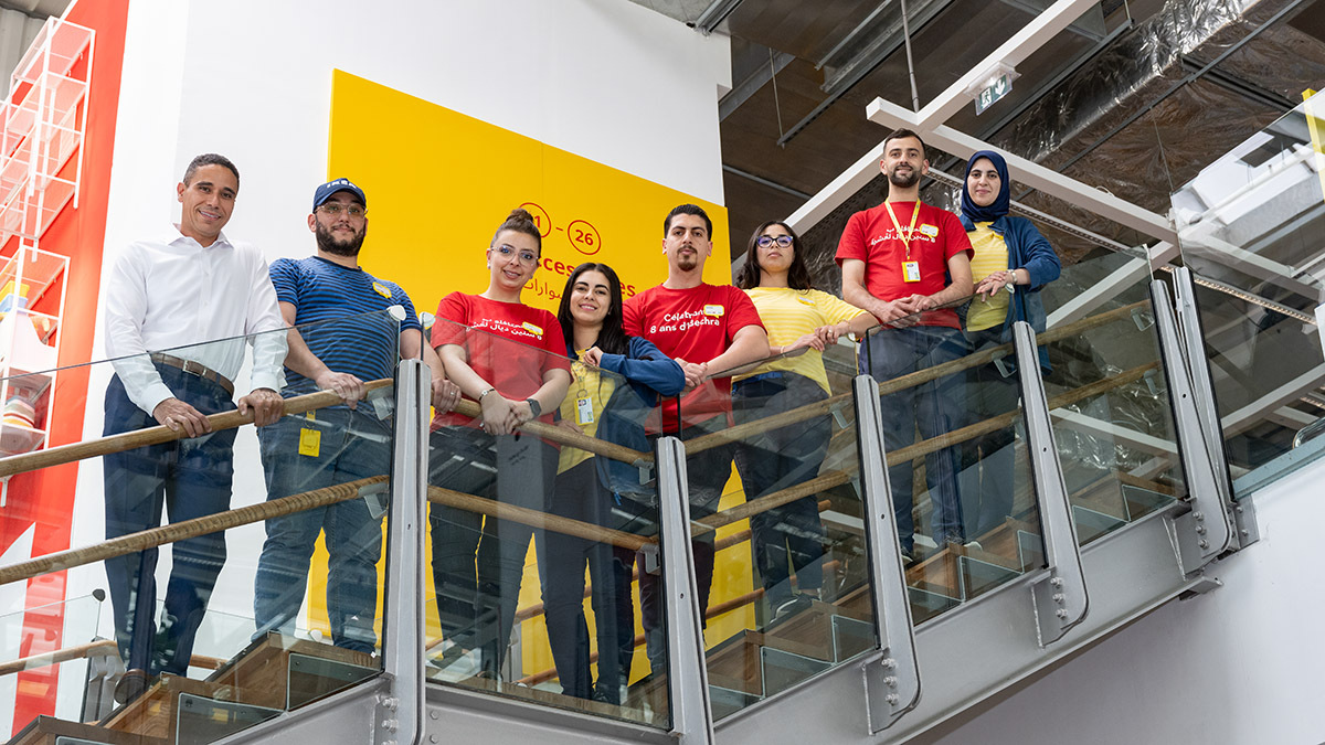 Chakir Berrada, con parte de su equipo Ikea Tetuán - ATALAYAR/GUILLERMO LÓPEZ