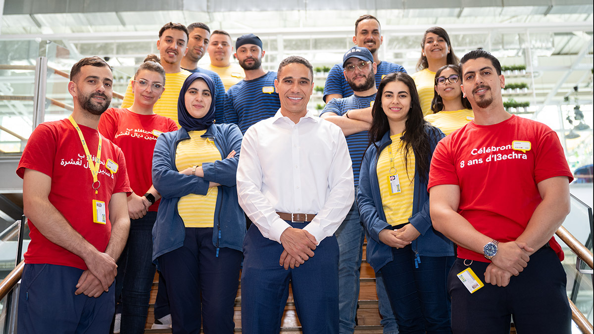 Chakir Berrada, con parte de su equipo Ikea Tetuán - ATALAYAR/GUILLERMO LÓPEZ