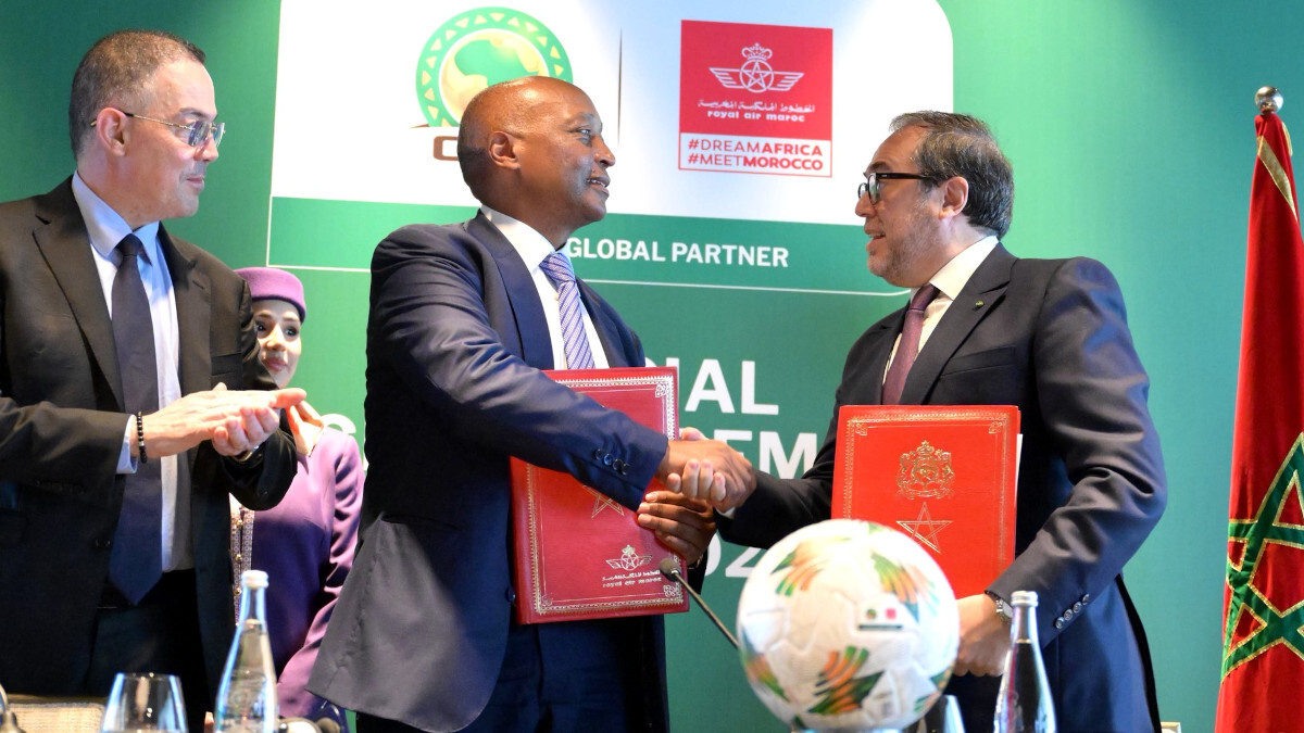 Fouzi Lekjaa, presidente de la Real Federación Marroquí de Fútbol; Patrice Mostepe, presidente de la Confederación Africana de Fútbol; y Hamid Addou, presidente de Royal Air Maroc, el 19 de abril de 2025 - PHOTO/CONFEDERACIÓN AFRICANA DE FÚTBOL