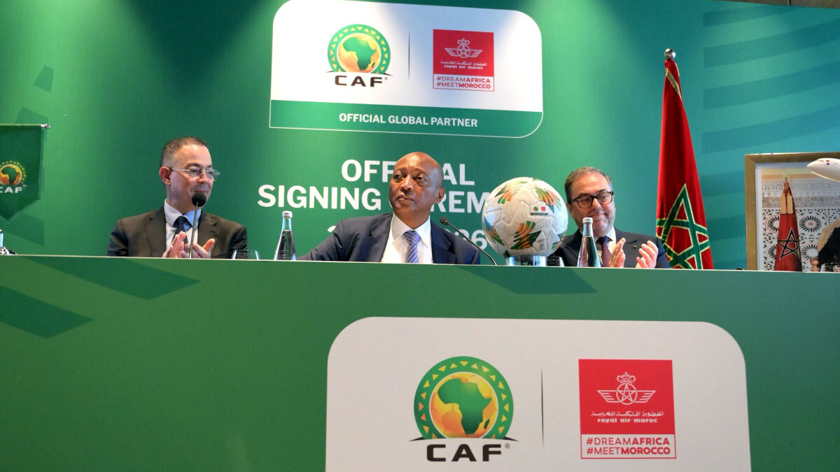 Fouzi Lekjaa, presidente de la Real Federación Marroquí de Fútbol; Patrice Mostepe, presidente de la Confederación Africana de Fútbol; y Hamid Addou, presidente de Royal Air Maroc, durante la rueda de prensa posterior a la firma, el 19 de abril de 2025 - PHOTO/CONFEDERACIÓN AFRICANA DE FÚTBOL