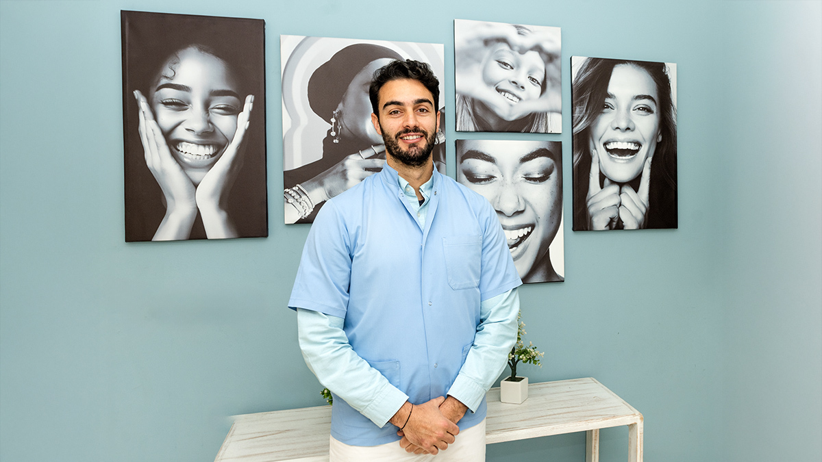 Ismail Bouhlal, odontólogo y propietario del Centro Dental Medina - ATALAYAR/GUILLERMO LÓPEZ