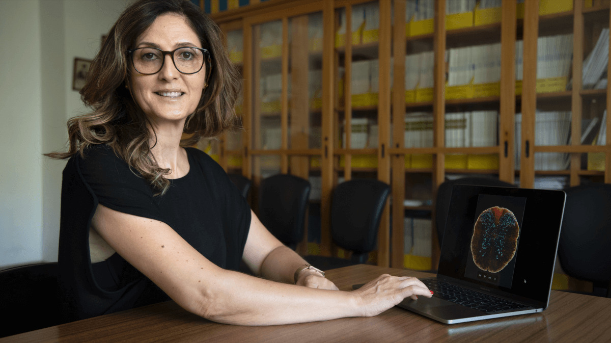 La investigadora Leonor Saúde observa la médula espinal de un ratón. © Imagen cortesía de Leonor Saúde