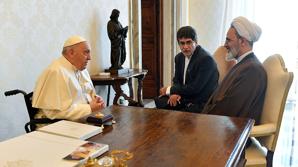 El papa Francisco recibe al ayatolá Alireza Arafi, presidente de los Seminarios Islámicos de Irán, y a su séquito en una audiencia privada en el Vaticano el 30 de mayo de 2022 - Vatican Media vía REUTERS