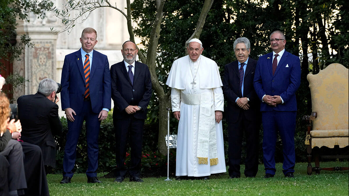 El Papa Francisco reunió a los embajadores de Israel y Palestina en los Jardines Vaticanos el viernes para orar por la paz, conmemorando el décimo aniversario de un encuentro similar con los presidentes israelí y palestino, con un nuevo llamado a la paz en Gaza - PHOTO/ ALESSANDRA TARANTINO via REUTERS