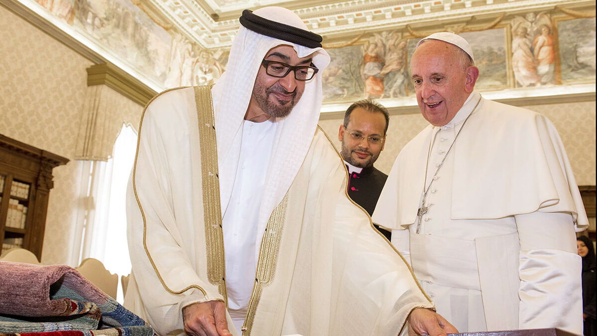 El papa Francisco y el Príncipe Heredero de Abu Dabi y Comandante Supremo Adjunto de las Fuerzas Armadas de los Emiratos Árabes Unidos, el Jeque Mohammed bin Zayed al-Nahyan (izquierda), intercambian regalos con motivo de su audiencia privada en el Vaticano, el jueves 15 de septiembre de 2011 - Claudio Peri Photo vía AP
