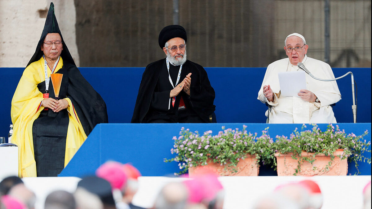 El director de la Oficina Europea de Budismo Soto Zen, Shoten Minegishi, y Sayyed Abu Al-Qasim Al-Dibaj, de la Organización Mundial de Jurisprudencia Panislámica, asisten a una oración interreligiosa por la paz dirigida por el Papa Francisco en el Coliseo de Roma, Italia, el 25 de octubre de 2022 -REUTERS/ REMO CASILLI
