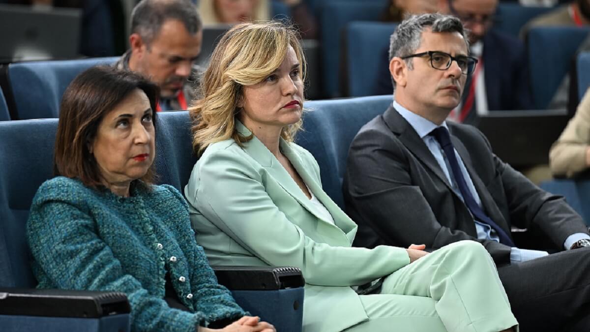El presidente bosquejó su plan acompañado por la ministra de Defensa, Margarita Robles, la portavoz del Gobierno, Pilar Alegría, y el titular de la cartera de Presidencia, Félix Bolaños - PHOTO/Pool Moncloa-Borja Puig de la Bellacasa