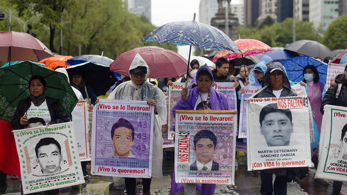 Manifestantes participan en una marcha para exigir justicia por la desaparición en 2014 de 43 estudiantes de normalismo de la Escuela Normal Rural de Ayotzinapa, en la Ciudad de México, México, el 26 de septiembre de 2024 - REUTERS/ QUETZALLI NICTE-HA