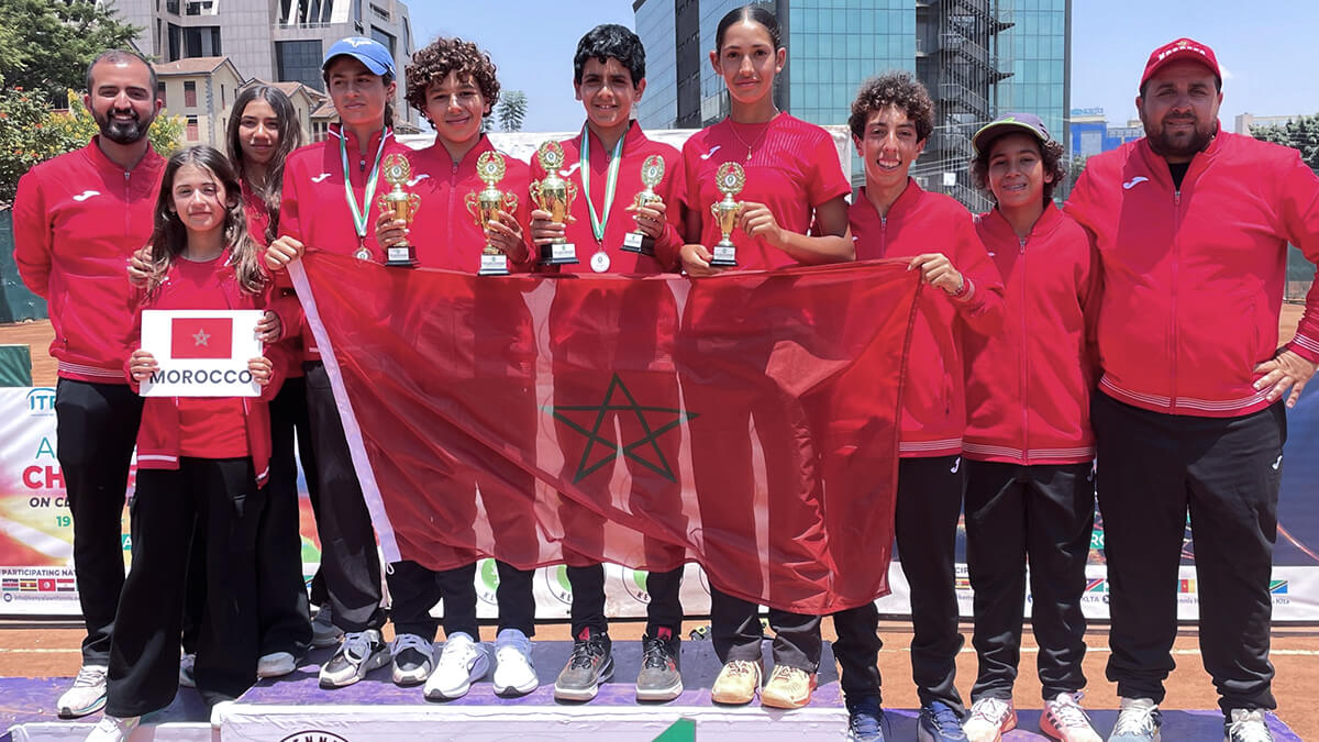 Tenistas marroquíes de categorías inferiores ostentando los premios obtenidos durante el torneo - PHOTO/REAL FEDERACIÓN MARROQUÍ DE TENIS