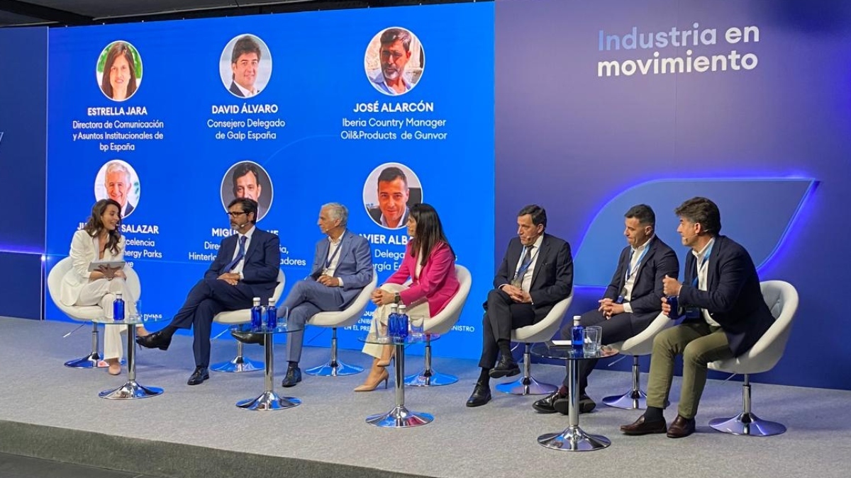 Los ponentes de la mesa redonda "El futuro de la industria del refino y los combustibles" - ATALAYAR