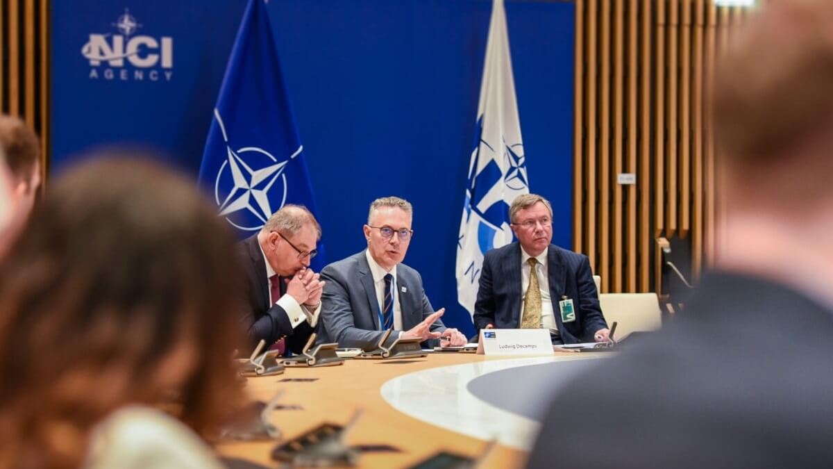 El director de la Agencia de Comunicaciones e Información de la OTAN (NCIA), el general belga Ludwig Decamps (centro), ha incluido a los satélites españoles Spainsat NG en el consorcio multinacional NSS6G - PHOTO/NATO-NCIA