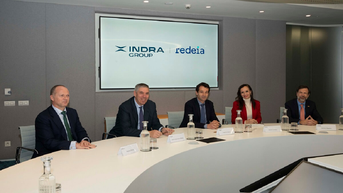 La compañía Indra que preside Ángel Escribano, en el centro, ha adquirido a Redeia el 89,68 por ciento de Hispasat, lo que conlleva controlar el 50 de Hisdesat - PHOTO/Indra