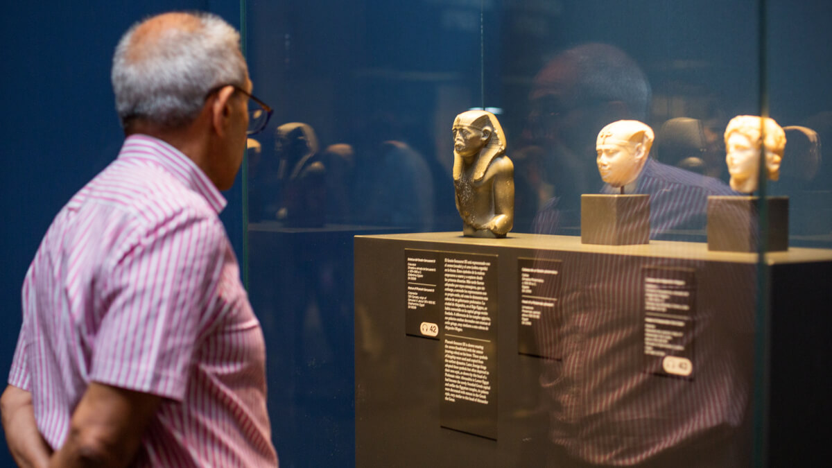 Un visitante observa obras cedidas por el British Museum para la exposición Faraón. Rey de Egipto. © Fundación "la Caixa"