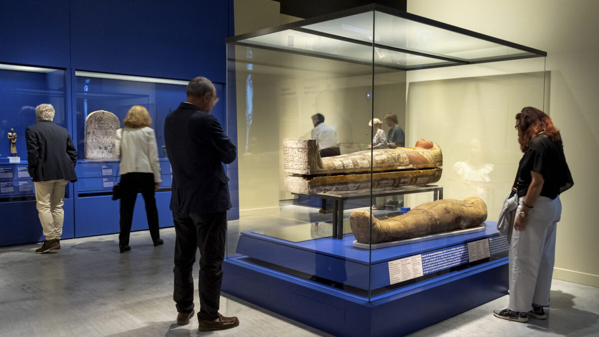Visitantes durante el recorrido por la exposición Momias de Egipto. © Fundación "la Caixa"