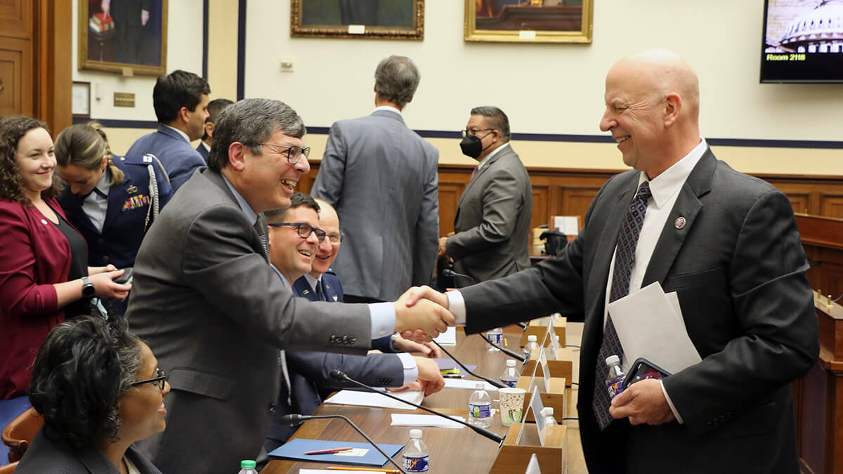<p>El director de la NRO desde el 5 de agosto de 2019 es el ingeniero Chris Scolese (izquierda), que fue designado por Trump durante su primer mandato presidencial (2017-2021) y continuó en el cargo con la administración Biden - PHOTO/NRO </p>
