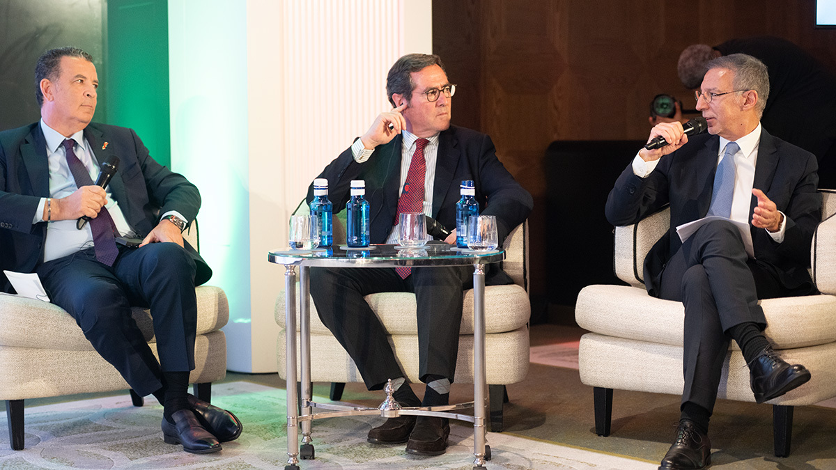 Presidente de la Confederación Española de Organizaciones Empresariales (CEOE), Antonio Garamendi, presidente de la Confederación General de Empresas de Marruecos (CGEM), Chakib Alj, moderada por Adil Rais, copresidente del Consejo Económico Marruecos-España (CEMAES) - ATALAYAR/GUILLERMO LÓPEZ