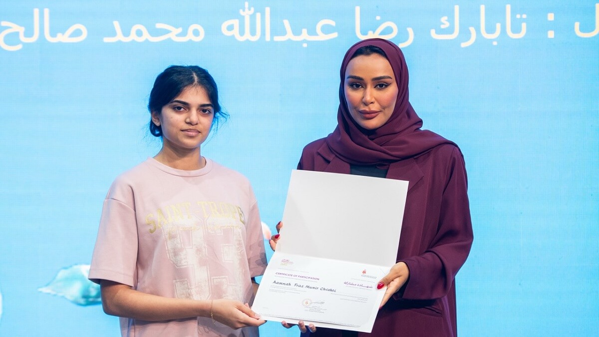 Khoula Al-Mujaini, coordinadora general del SCRF, entregando premio