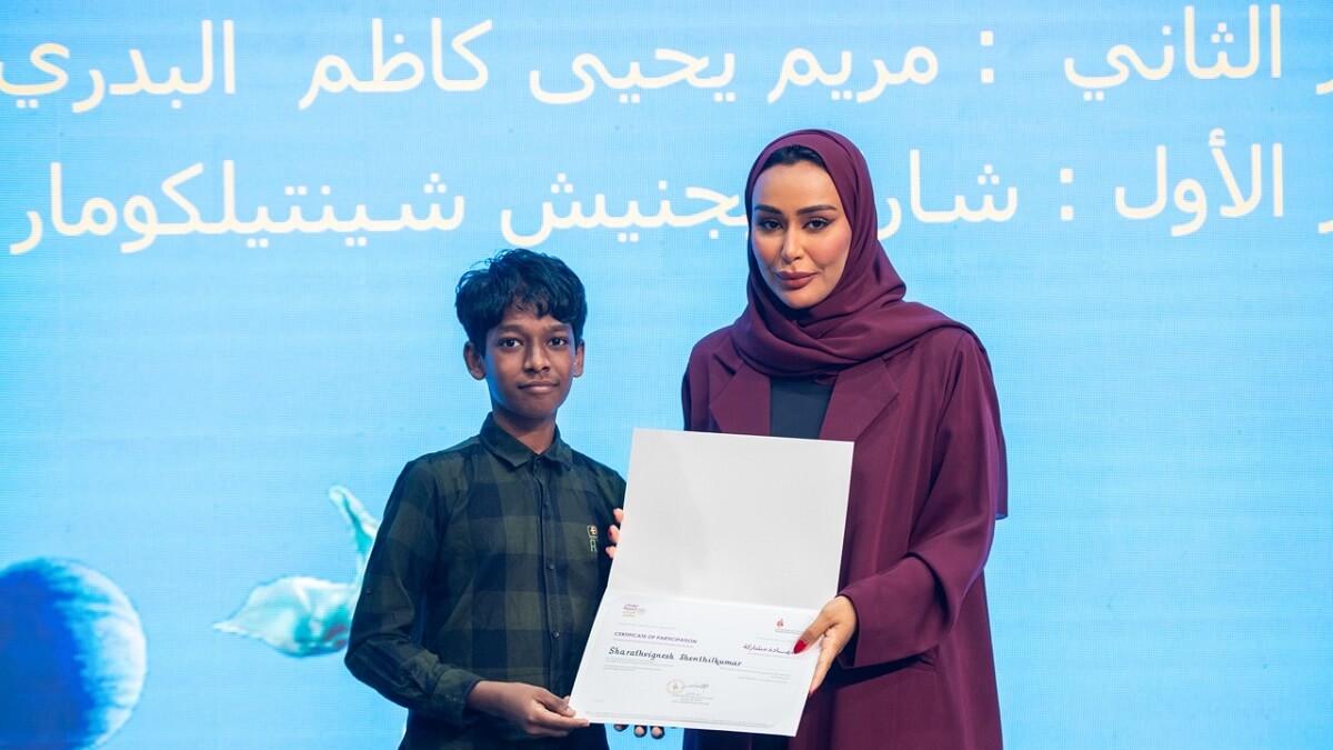 Khoula Al Mujaini, coordinadora general del SCRF, entregando premio
