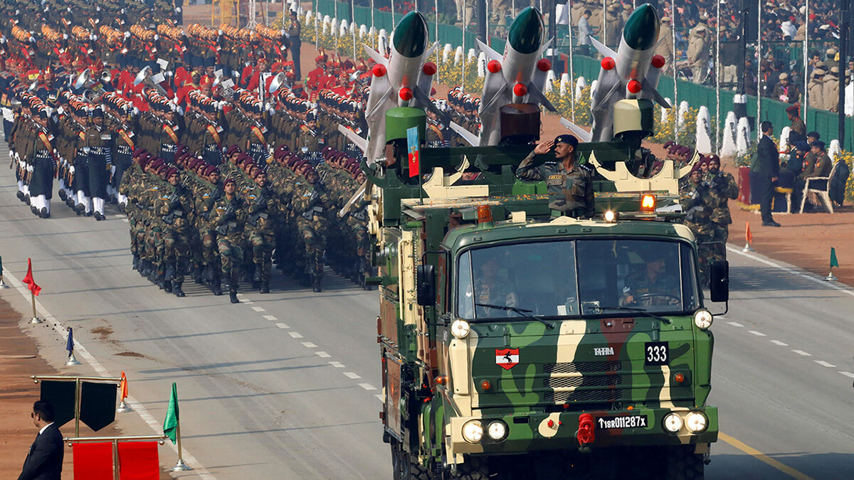 <p>Misiles Akash de la India, montados en un camión, se exhiben durante el desfile del Día de la República en Nueva Delhi, India - REUTERS/ALTAF HUSSAIN </p>
