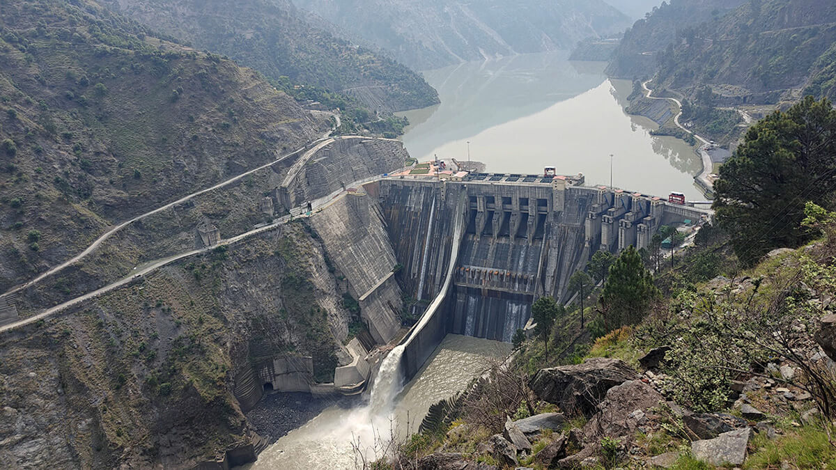 <p>Vista de la presa de Baglihar, también conocida como Proyecto Hidroeléctrico de Baglihar, en el río Chenab, que fluye desde la Cachemira india hacia Pakistán, en Chanderkote, en la región de Jammu - PHOTO/REUTERS </p>