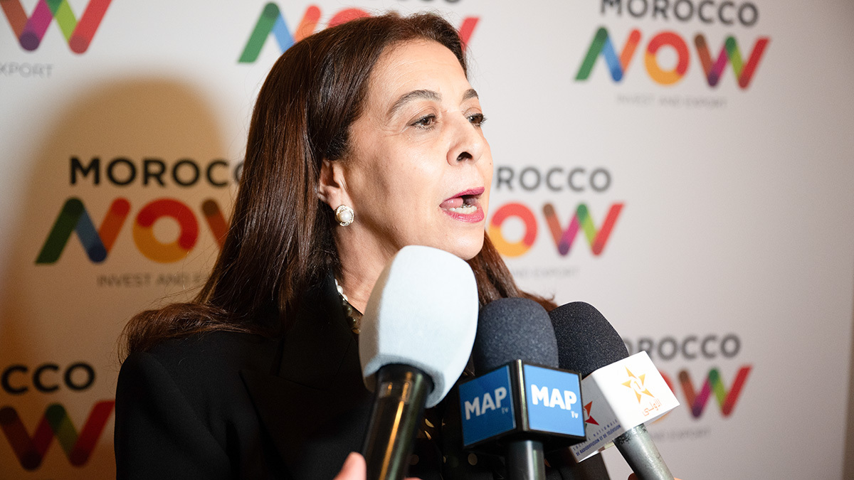 La embajadora Karima Benyaich atiende a los medios de comunicación - ATALAYAR/GUILLERMO LÓPEZ
