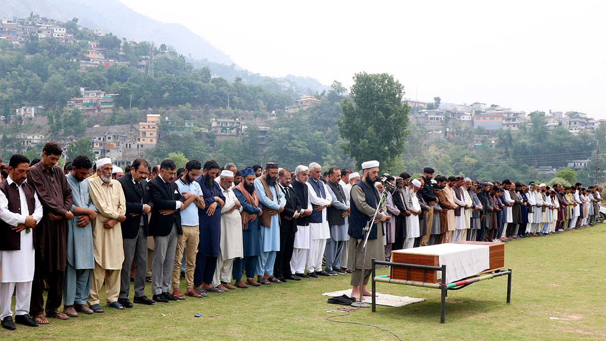 Oraciones fúnebres por un hombre que murió en un ataque indio en Muzaffarabad, la capital de Cachemira administrada por Pakistán, el 7 de mayo de 2025 - PHOTO/ REUTERS