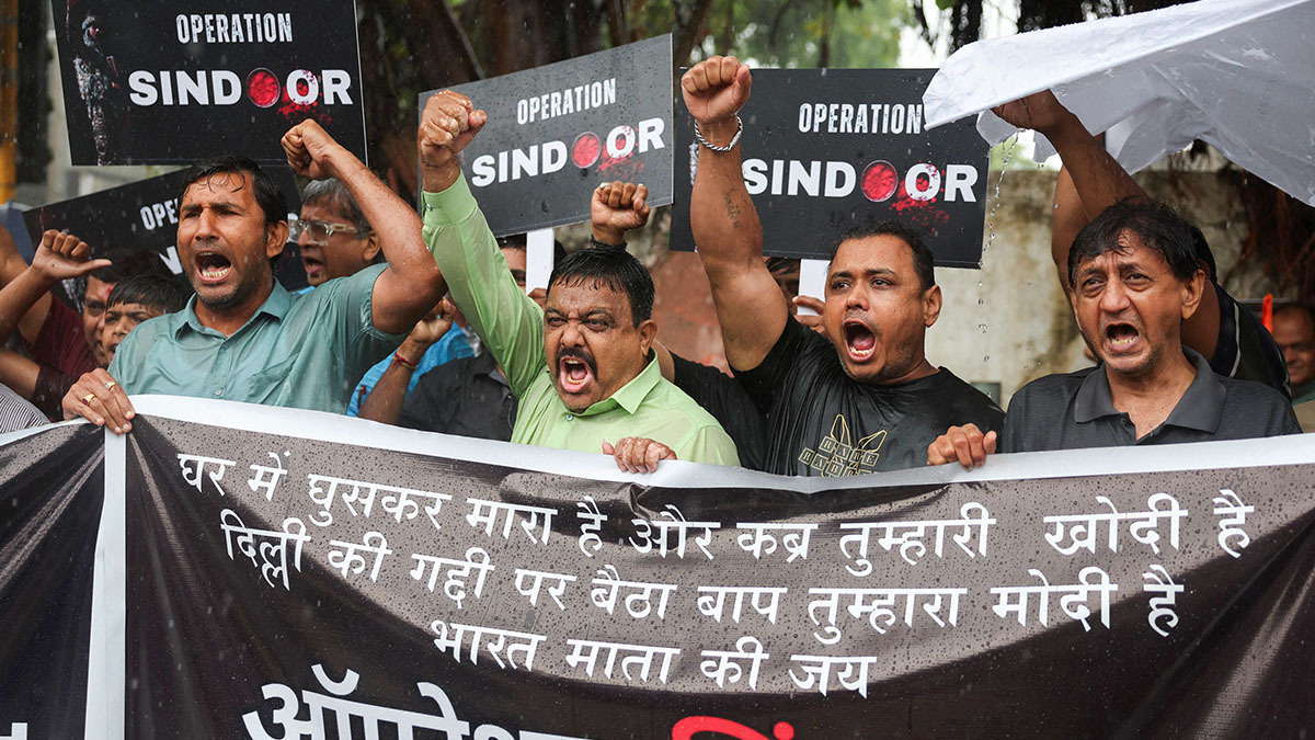 La gente sostiene carteles y grita consignas contra Pakistán para celebrar los ataques militares de la India contra Pakistán, en Ahmedabad, India, el 7 de mayo de 2025 - REUTERS/ AMIT DAVE