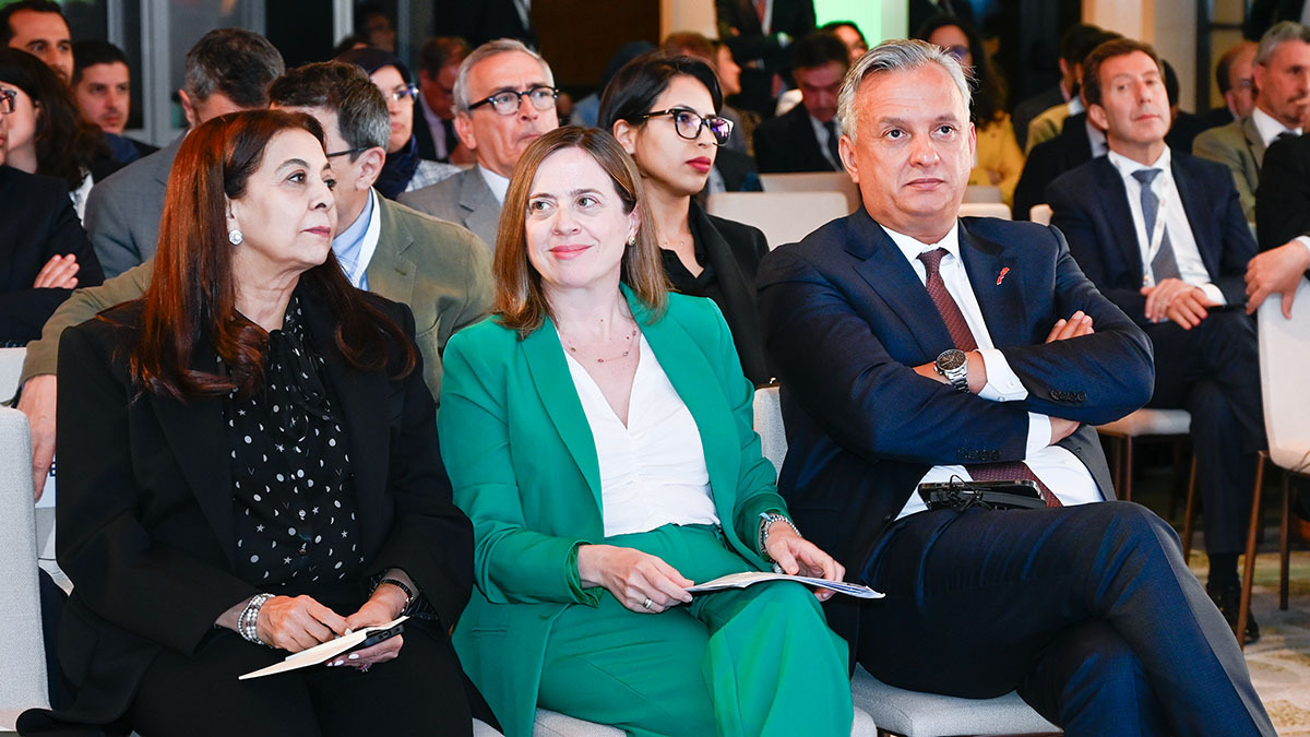 Izqda. a dcha.: la embajadora de Marruecos en España, Karima Benyaich; la secretaria de estado de Comercio, Amparo López Senovilla; y el ministro de Inversiones de Marruecos, Karim Zidane - ATALAYAR/GUILLERMO LÓPEZ