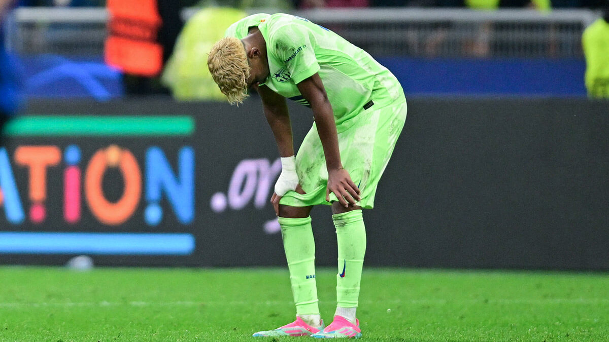 <p>Lamine Yamal del FC Barcelona parece abatido después del partido - REUTERS/DANIELE MASCOLO </p>