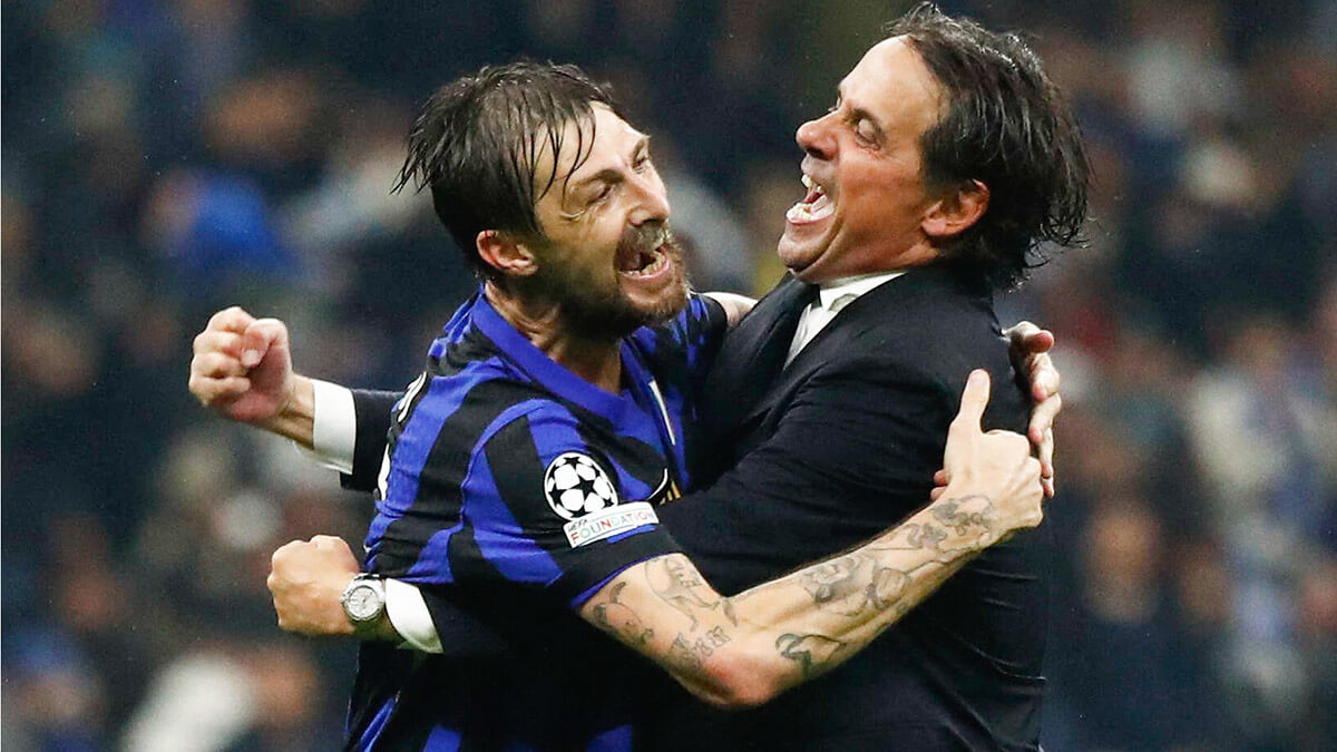 <p>Francesco Acerbi del Inter de Milán y el entrenador Simone Inzaghi celebran después del partido entre el Inter de Milán y el FC Barcelona - REUTERS/ALESSANDRO GAROFALO </p>