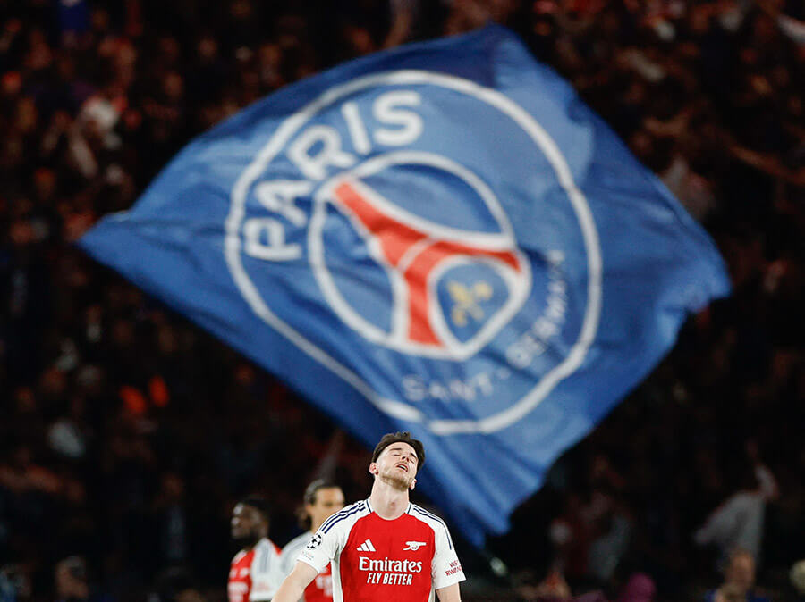 <p>Declan Rice del Arsenal parece abatido después de que Achraf Hakimi del Paris St Germain anotara su segundo gol - REUTERS/PETER CZIBORRA </p>