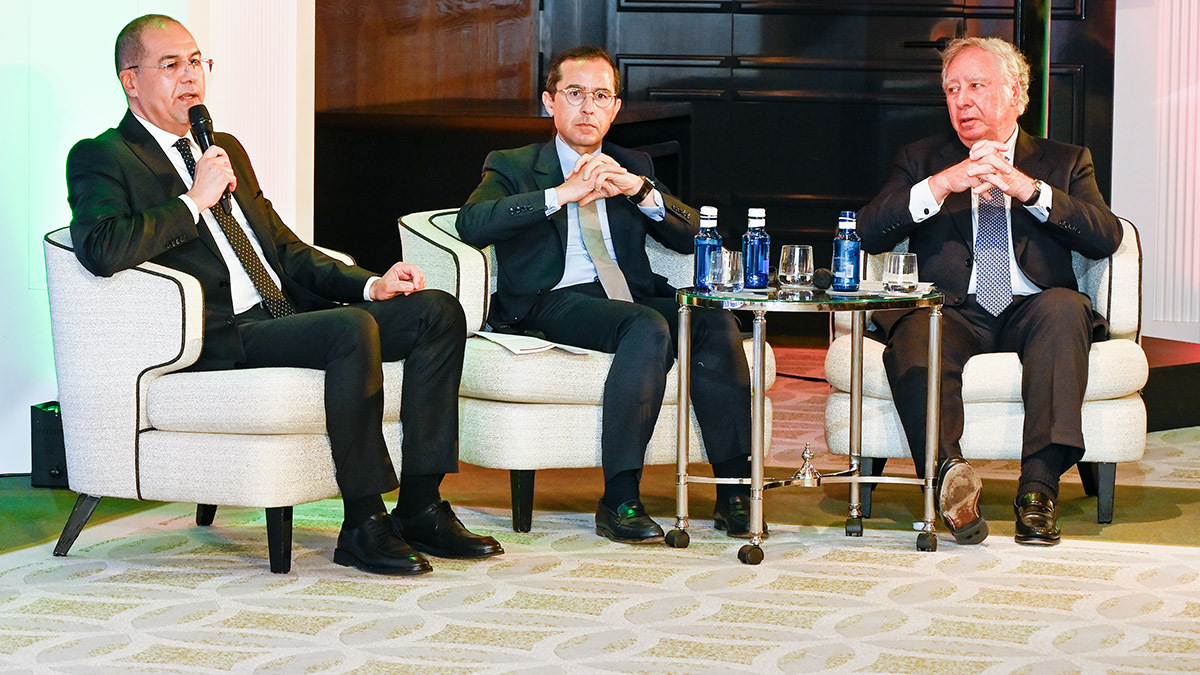 Izqda. a dcha.: Khalid Safir (CDG); Youssef Rouissi (Attijariwafa Bank); y Clemente González Soler (CEMAES)