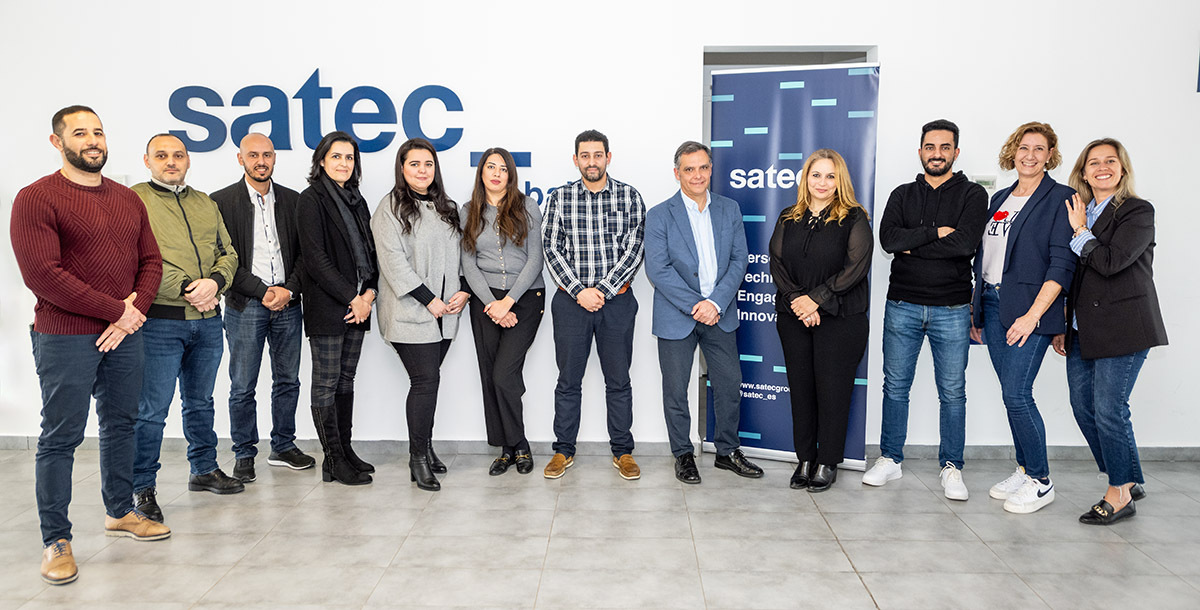 Parte del equipo de Satec en su centro de servicios en Tetuán - ATALAYAR/ GUILLERMO LÓPEZ