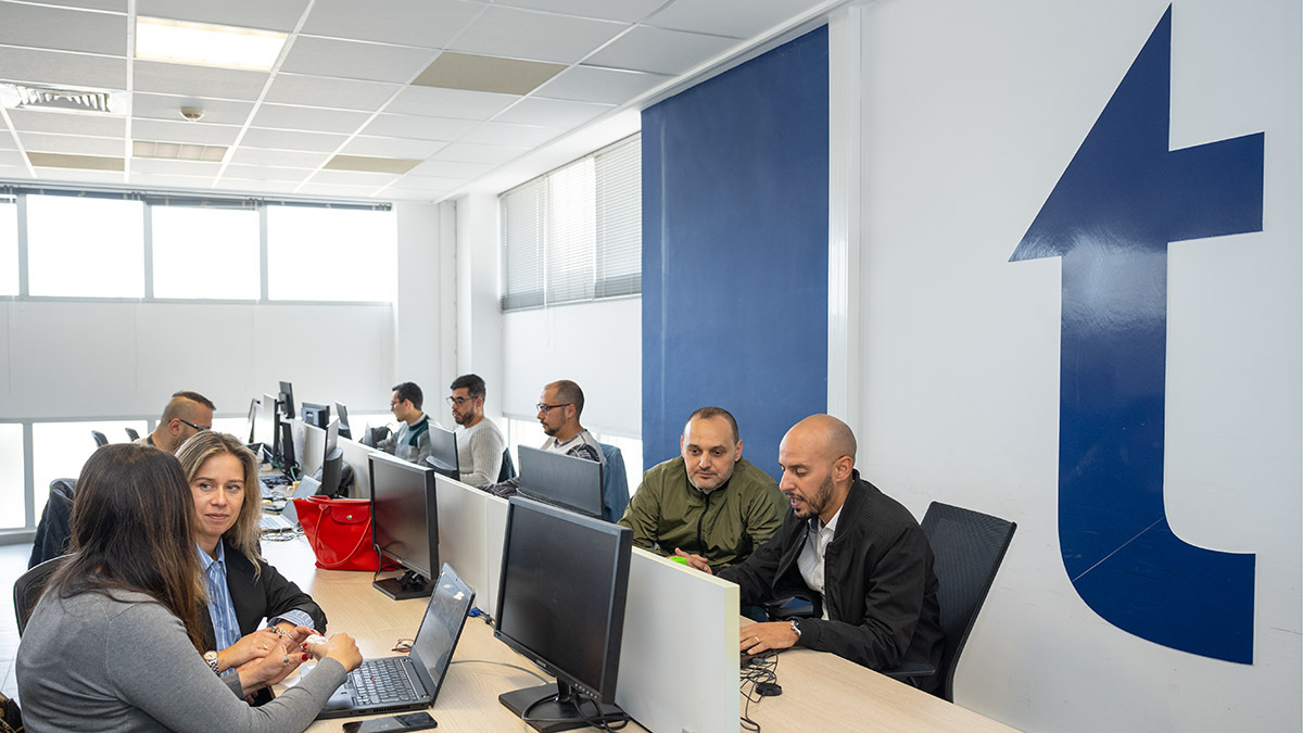 Parte del equipo de Satec en su centro de servicios en Tetuán - ATALAYAR/ GUILLERMO LÓPEZ